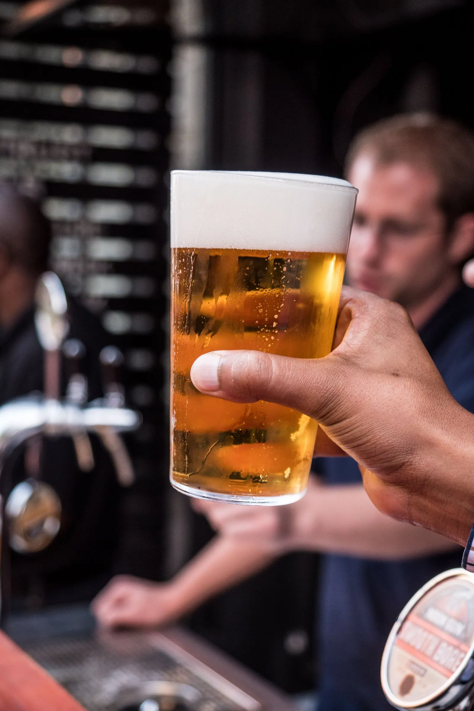 Frisch gezapftes Glas Bier