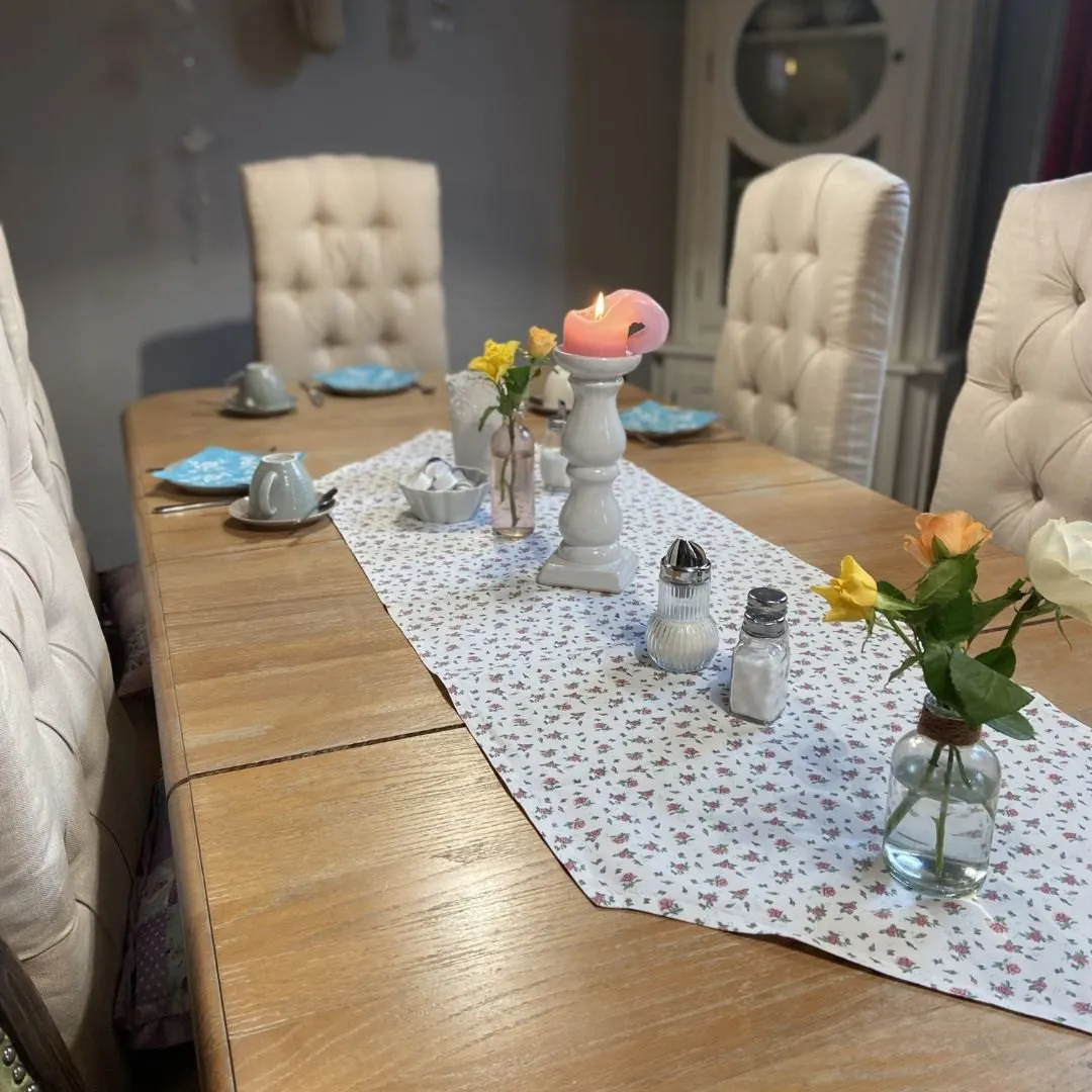 Gedeckter Tisch mit Kerze und Rosen