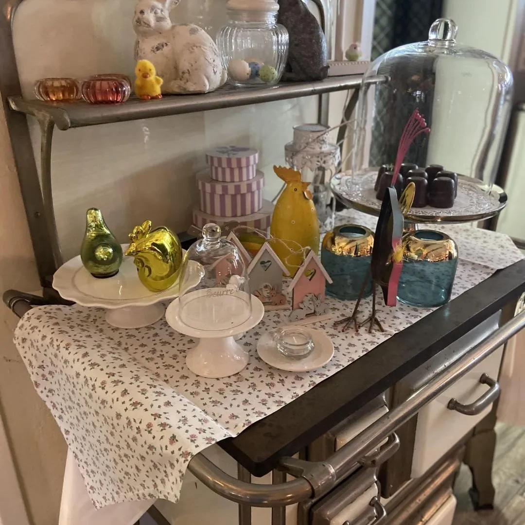 Vitrine mit Dekoration und Kuchenhaube