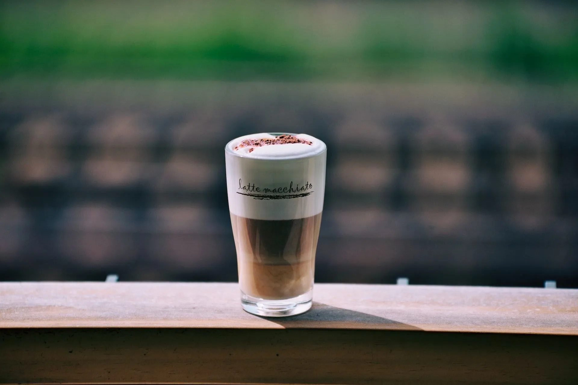 Latte macchiato im Glas