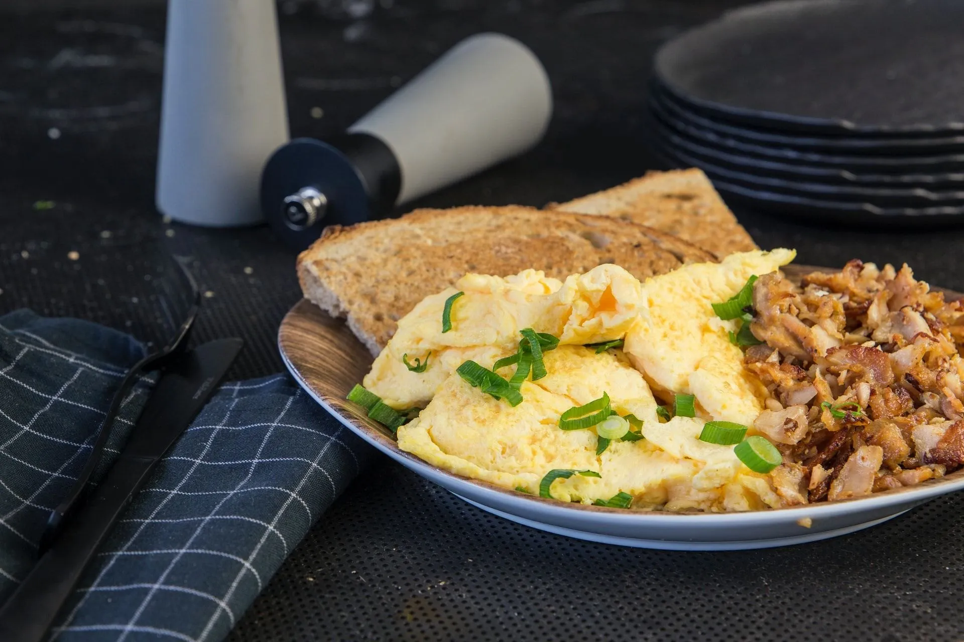 Rührei mit Toast und Pilzen
