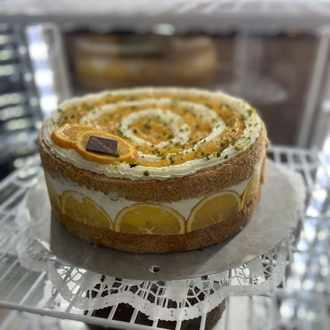 Torte mit Zitronenscheiben in der Kuchenvitrine